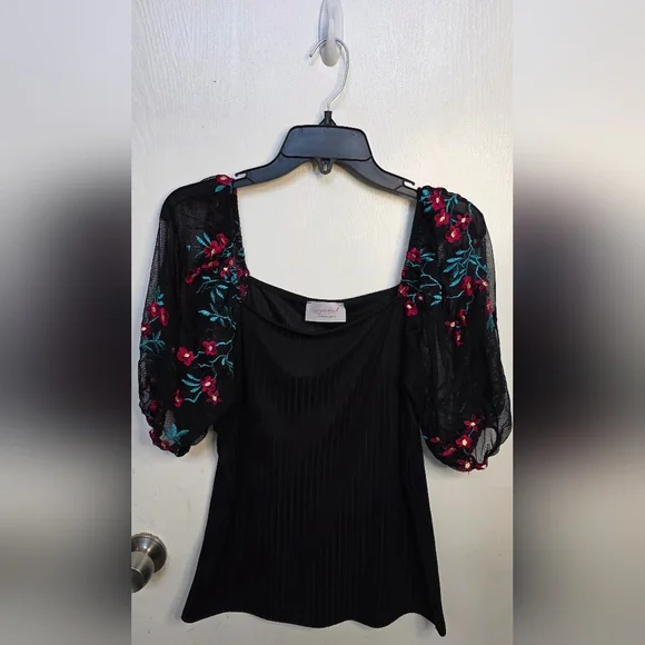 Sugarfox Black Ribbed Floral Balloon Sleeve Top - Picture 1 of 8